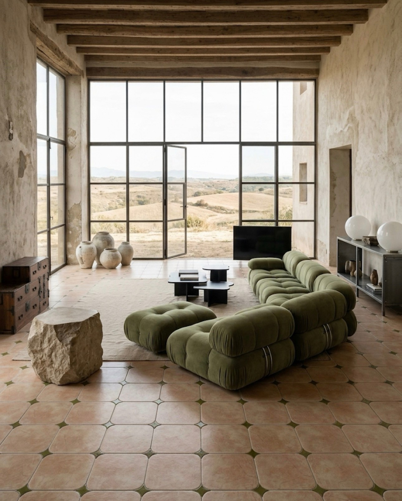 Interior mediterráneo cálido con pavimento cerámico de carácter